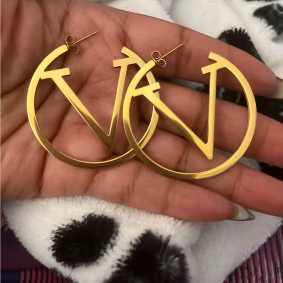 New! ✨ Stunning Luxury Designer Gold-tone V Hoop Earrings Fashion Jewelry Vlogo - Picture 10 of 15